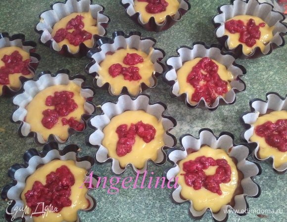 На светлое тесто выложить оставшуюся малину. Залить малину сырным соусом.
Формочки должны быть наполнены на 2/3. Выпекать маффины при температуре 180 градусов минут 20-25. Оставить маффины остывать в формочках.