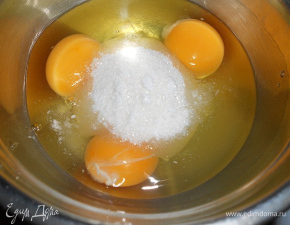 Сначала я ручным венчиком взбила яйца с сахаром и ванилью.