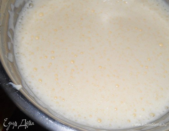 Добавила размягченное масло к яйцам и намного взбила его венчиком с яйцами, отставить их в сторону, чтобы они немного осели.