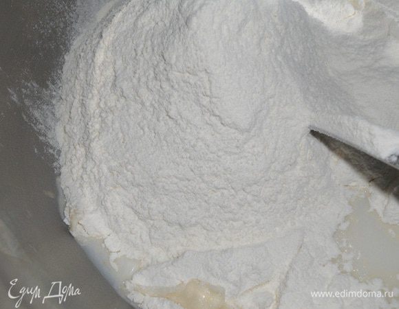Добавить 300 г муки
