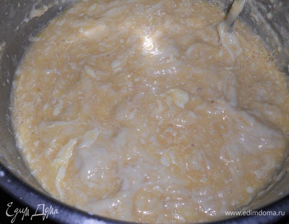 В опару влить яично-масляную смесь и перемешать.