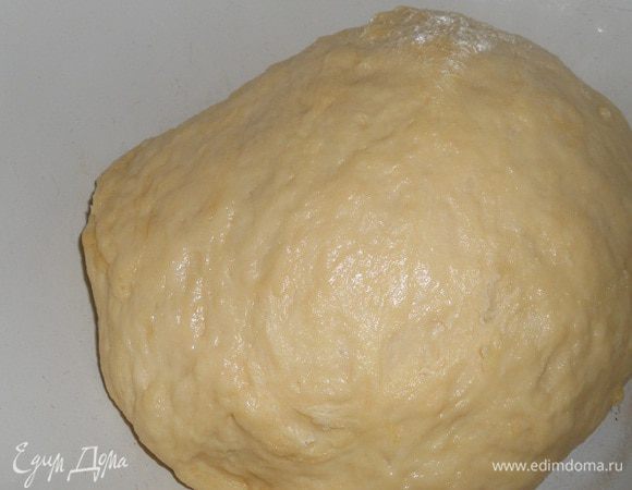 Когда тесто станет очень мягким, взять другую мисочку, смазать ее немного маслом, переложить в нее тесто и поставить постоять его 15 минут.