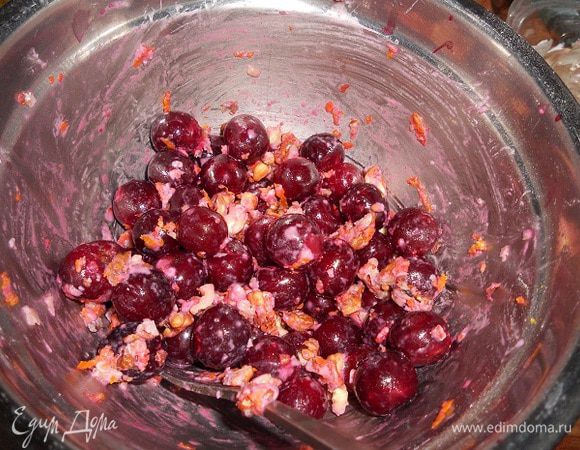 Затем делаем *начинку* - вишню смешать с орехами и цедрой.