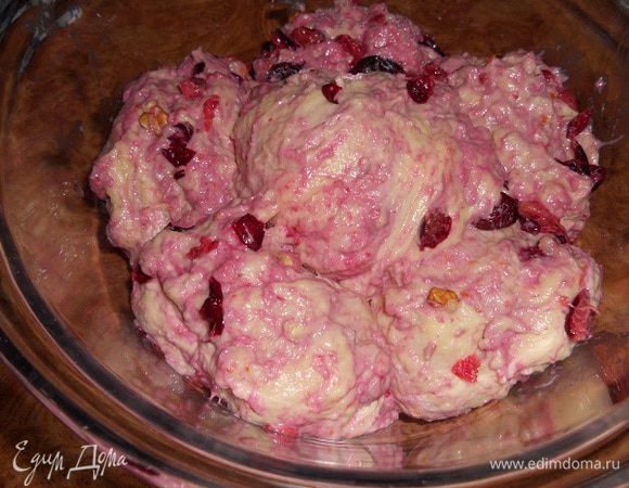 В тесто вмешиваем начинку, тесто будет липким, поэтому руки лучше смазать растительным маслом. Когда начинка хорошо распределится, сделать несколько шариков и уложить их друг к другу в смазанную форму.