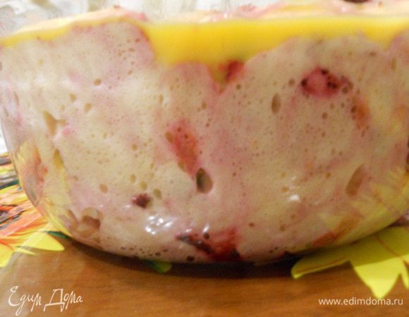 Когда пройдет 1 час 50 минут, смазать вверх желтком, размешанным с 1 ст. л. молока и ванильным сахаром.