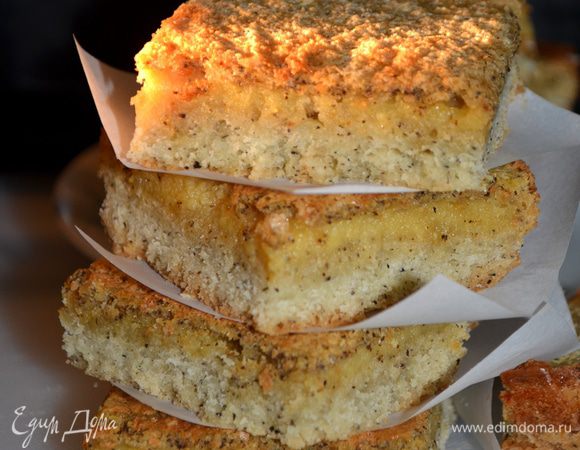 Готовый десерт достать из духовки. Дать остыть 30 мин. Достанем из формы с фольгой. Разрежем на квадратики. Можно присыпать сахарной пудрой. Подаем к столу. Приятного аппетита!