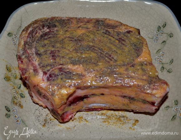 Снять жир  с куска, если имеется.
В небольшом блюде смешать сухую горчицу ,сахар и дижонскую горчицу.
Смазать кисточкой эту смесь наш кусок и поставить в холодильник на 2 часа или ночь.