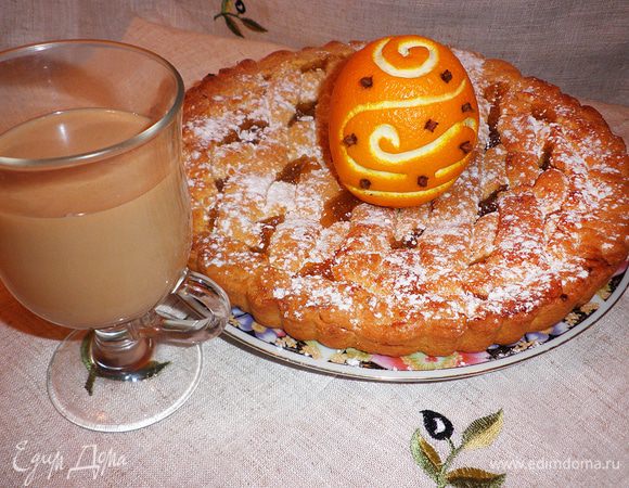 Готовый пирог выкладываем из формы на блюдо и посыпаем сахарной пудрой. Приятного аппетита и хорошего начала дня!