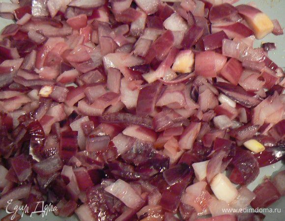 Лук очистить, порезать кубиками. Растительное и сливочное масло разогреть, бросить лук, обжарить, помешивая, до мягкости