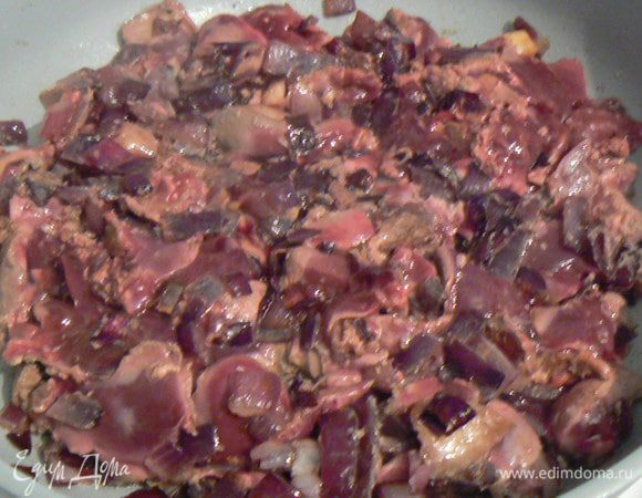 Печень промыть проточной водой, обсушить, добавить к луку, жарить 4-5 минут, посолить, добавить мускатный орех