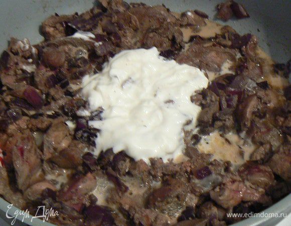  влить сливки, накрыть крышкой, тушить еще 5 минут. Не выкладывая из сковороды,остудить, затем переложить в блендер с луком и соусом и пюрировать.