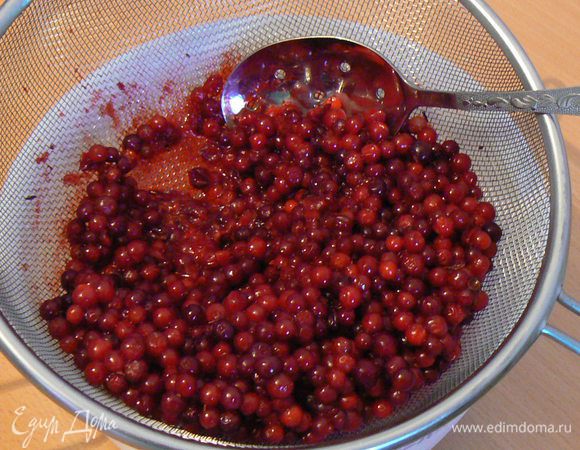 Бруснику разморозить, протереть через сито,