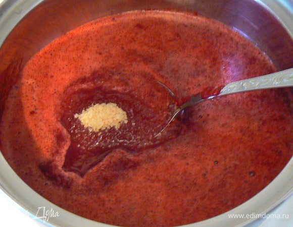 Брусничный сок разбавить водой, поставить на плиту, положить сахар, кипятить на слабом огне минуты 3-4, положить розовый перец, готовить еще минуту.