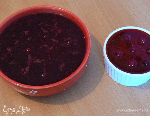 Паштет достать из холодильника, вылить на него сверху  остывший желе, 