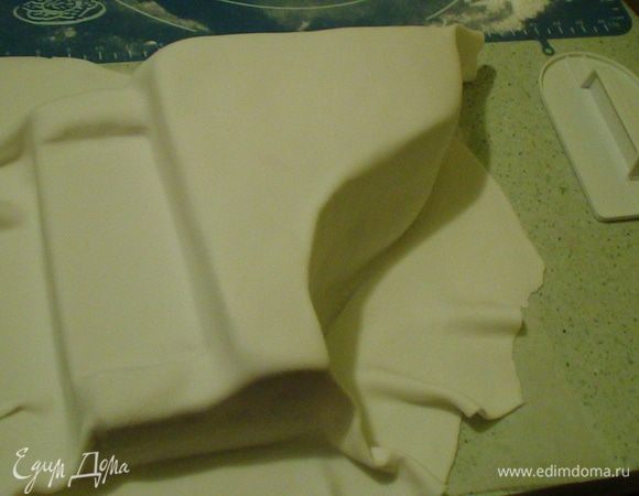 обтянуть белой мастикой - в принципе, можно его украсить просто кремом и лишь клавиши сделать из мастики. Мальчика звали Дмитрий, поэтому Рояль назван его именем) 
Приятного аппетита!