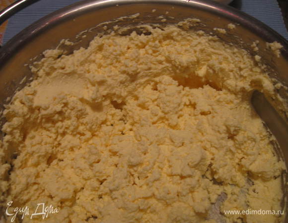 Взбить яйца с творогом.