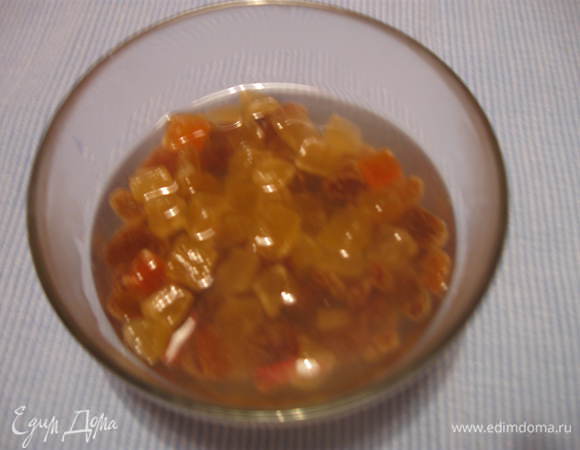 Сухофрукты залить кипятком и дать постоять немного.