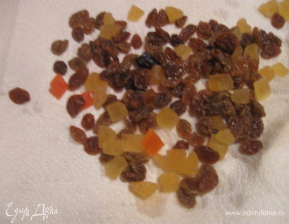 Положить изюм и цукаты на салфетку и дать просохнуть.