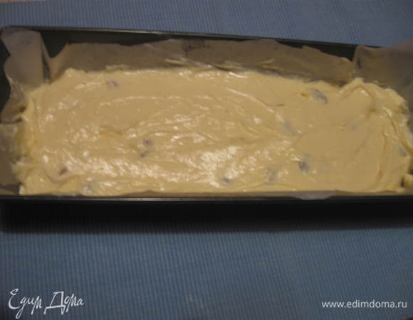 Форму застелить бумагой для выпекания. Положить массу в форму и поставить в духовку при температуре 180 градусов от 50 минут до 1 часа.