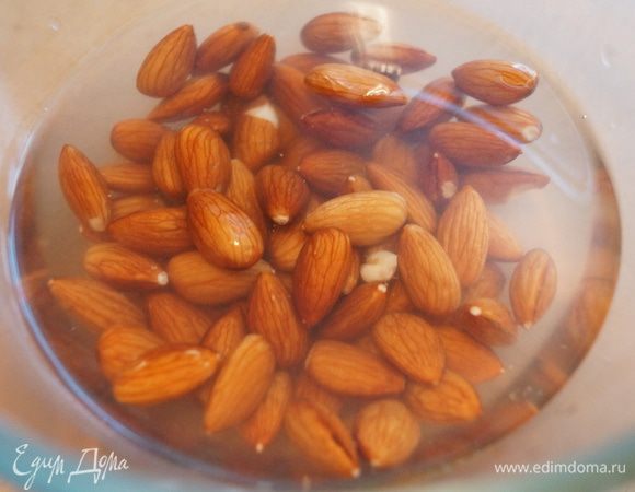 Миндальную муку я делала сама. Правда трудоемко, но куда ж деваться когда хочется побаловать своих родных вкусненьким. И так для начала миндаль необходимо замочить в горячей воде на 10 минут, затем слить воду, промыть миндаль холодной водой и снова залить горячей еще на 10 минут. После чего очистить миндаль от шкурок