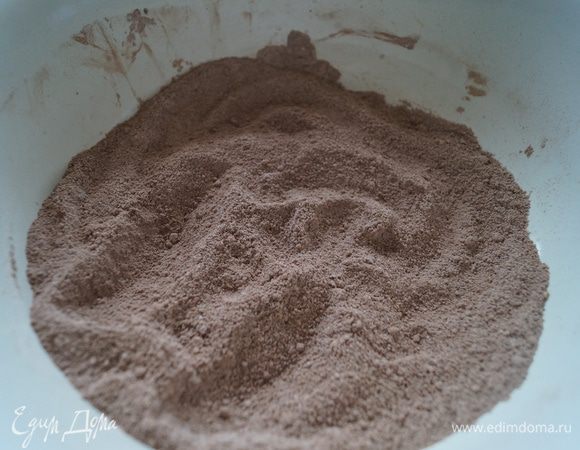 и смолоть в кофемолке небольшими порциями. Теперь необходимо смешать сахарную пудру, миндальную муку и какао-порошок