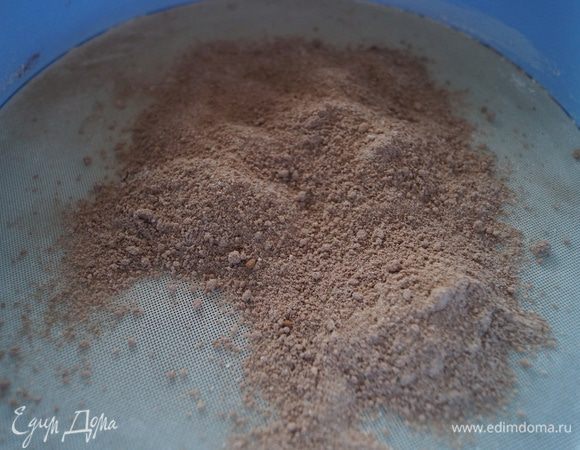 Просеять миндально-сахарную смесь через мелкое сито