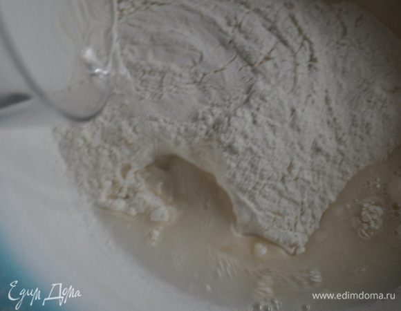 Всыпать муку в миску и добавить 200 мл очень горячей (но не кипяток)
под солёной воды, перемешать и по необходимости добавляя муку замесить мягкое эластичное тесто.