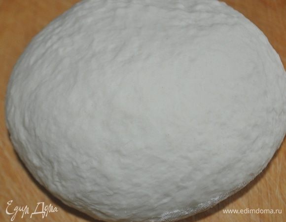 Готовое тесто завернуть в пищевую плёнку и убрать в холодильник минимум на 2 часа.
А тем временем сделать начинку: