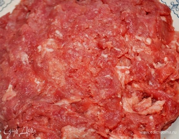 Свинину нарезать на куски (мясо нужно брать пожирнее) и пропустить через мясорубку.