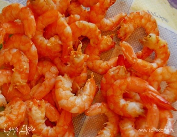 Креветок залить кипятком,оставить на 3 минуты,воду слить,креветок очистить от голов и панцирей.Головы и панцири залить 500 мл.кипятка,поставить на огонь и прокипятить 5 - 6 минут,бульон процедить, убрать в сторону