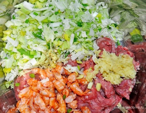 В свиной фарш добавить нарезанные на кусочки креветки (оставить 12 штук целыми и с хвостиками), нарезанные овощи, очищенный и натёртый на мелкой тёрке имбирный корень, соевый соус, креветочный бульон, перец по вкусу.
