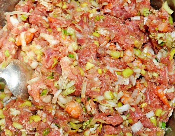 Фарш очень хорошо перемешать