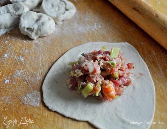 Тесто раскатать в колбаску,нарезать на кусочки,обвалять в муке и раскатать круги,в середину положить столовую ложку начинки