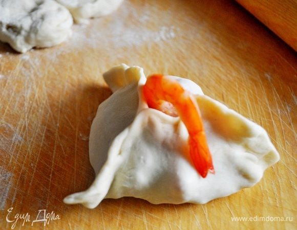 по середине целую креветку и залепить треугольником,что бы креветка выглядывала