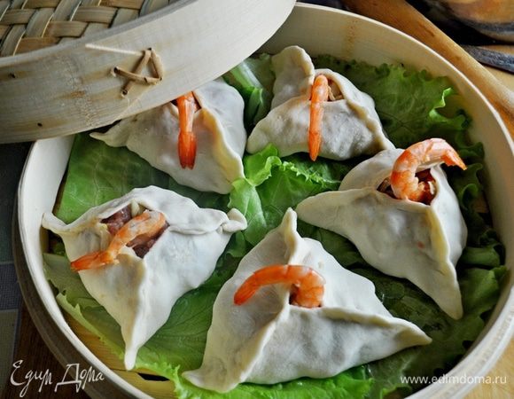 На дно бамбуковой пароварки(китайцы готовят дим самы именно в ней,в ней и подают) выложить салатные листья,смаать их раст.маслом,на них аккуратно разложить дим самы и поставить пароварку на кастрюлю с кипящей водой,варитьдим самы на пару примерно 30 - 35 минут .
Пока дим самы варятся приготовить соус: