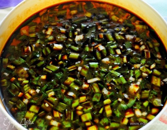 в креветочный бульон добавть мелко нарезанный зелёный лук,измельчённый чеснок,добавить соевый соус и кунжутное масло,хорошо перемешать,по желанию добавить измельчённый перец чили или острую приправу.