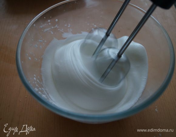Взбить белки до устойчивых пиков, постепенно добавляя сахар