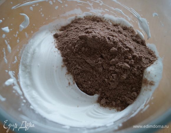 Аккуратно в белки добавить миндально-сахарную смесь и хорошо перемешать до однородной массы