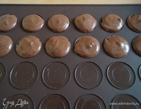 Смесь выложить в кондитерский мешок и отсадить порциями на противень или специальный коврик