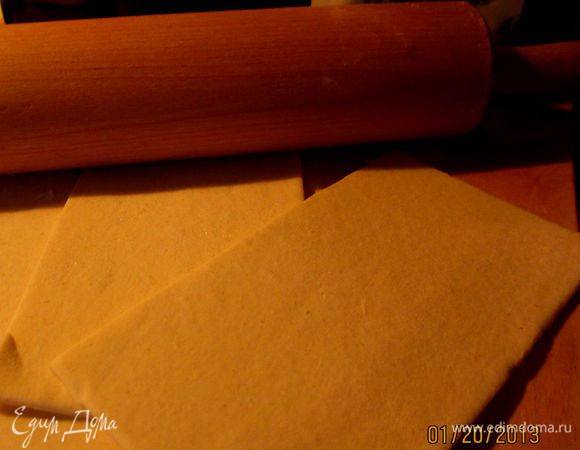 раскатать слоеное тесто
на два круга маленький и большой (чтоб накрыть)