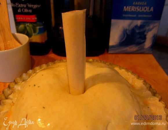 закрыть все тестом
в середине сделать отверстие 
и вставить трубочку из пекарской бумаги
чтоб выходил воздух
смажьте пирог желтком
и на 50 мин. или 1 час в духовку