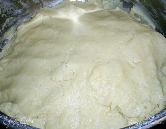 В полученную смесь добавляем муку с разрыхлителем и замешиваем тесто.