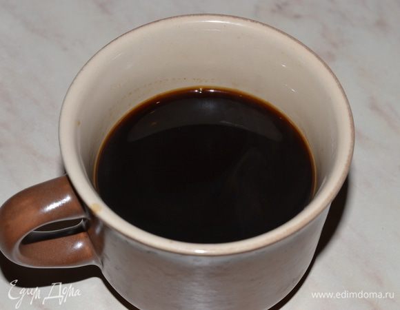 Готовим кофейное безе. Сварить кофе, в рецепте написано густой кофе, я так и не поняла, как его приготовить, я сварила обычное, добавила на 100 г  2 ч.л.( в рецепте 20 мл, так после и добавила), остудить.