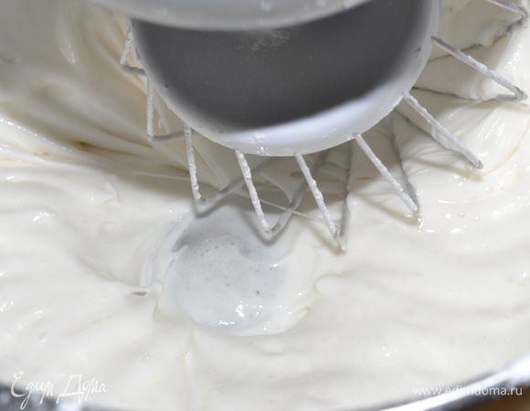 Взбиваем белки с сахаром.Затем добавляем сахарную пудру,продолжая взбивать.