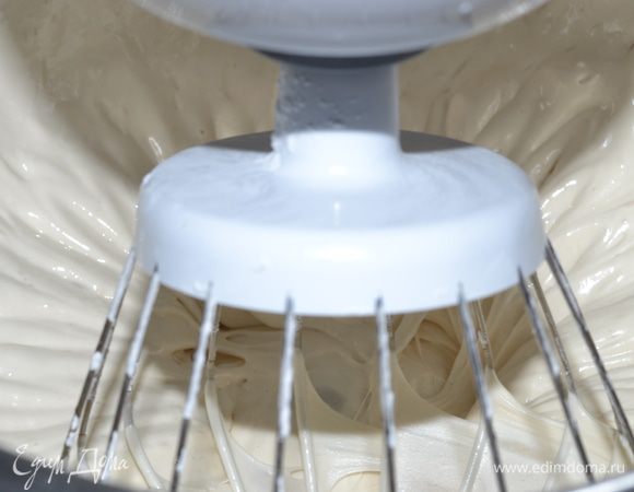  В конце взбивания подлить кофе небольшими порциями и взбить до гладких пиков, но не перебить.