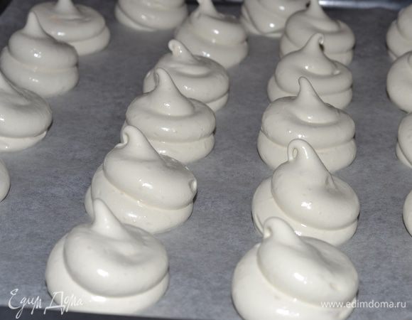 Взять кондитерский шприц и выдавить безе на пергамент.