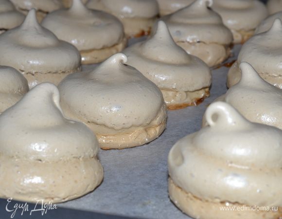 Готовить безе  при температуре 125 градусов 90 минут. У меня некоторые безешки немного закарамелизировались, но это ни чего страшного, зато как вкусно! 
