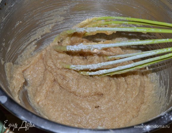 Приготовить кофейно-карамельное "тесто". Смешать венчиком масло с остуженным  кофе, добавить сахар, муку, размешать венчиком, не взбивать!