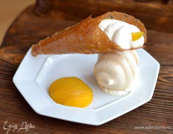 Украшение. Половинки кофейных безе соединяем взбитыми сливками, на тарелку  положим немного взбитых сливок, чтоб безе держалось, кладем на сливки безе,укрепляем. На безе кладем нашу трубочку, в трубочку выдавливаем взбитые сливки, украшаем фруктами. Приятного аппетита! Получилось ну оочень вкусно!