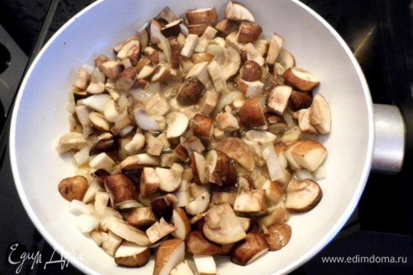 Грибы и лук почистить, вымыть, обсушить на бумажном полотенце, мелко порезать. В сковороду налить растительное масло и выложить грибы с луком. Обжаривать их минут 10, помешивая.